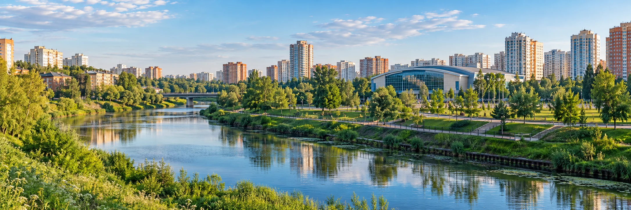 Панорама Балашихи с рекой Пехоркой, зелёным парком, ледовым дворцом и жилыми кварталами