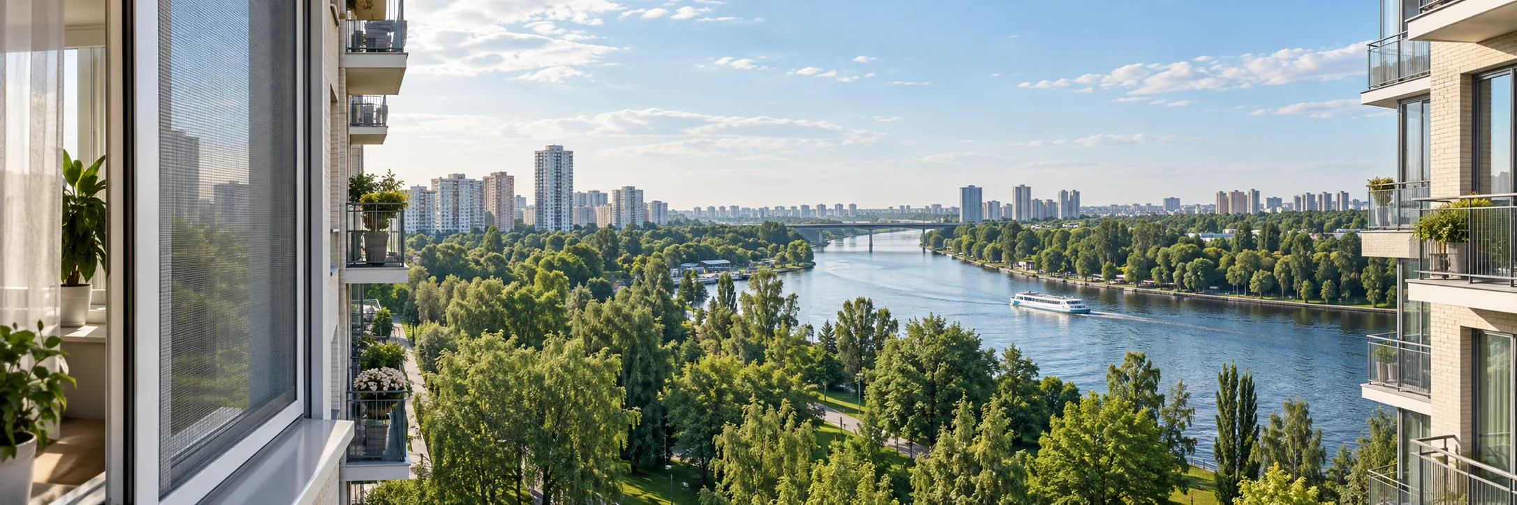 Окна с москитной сеткой у зелёной набережной канала в Химках